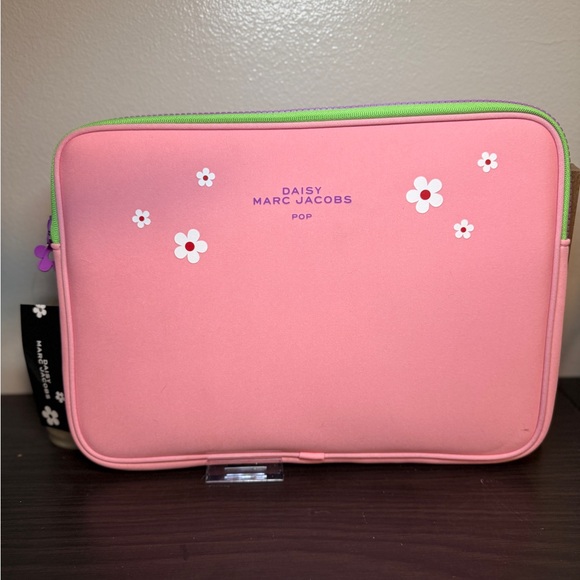 Marc Jacobs Handbags - Marc Jacobs Daisy Pop Pink Floral Laptop Pouch NWT